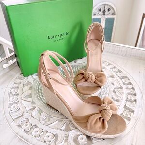 NWT KATE SPADE Tianna Beige Suede Bow Wedge Sandals